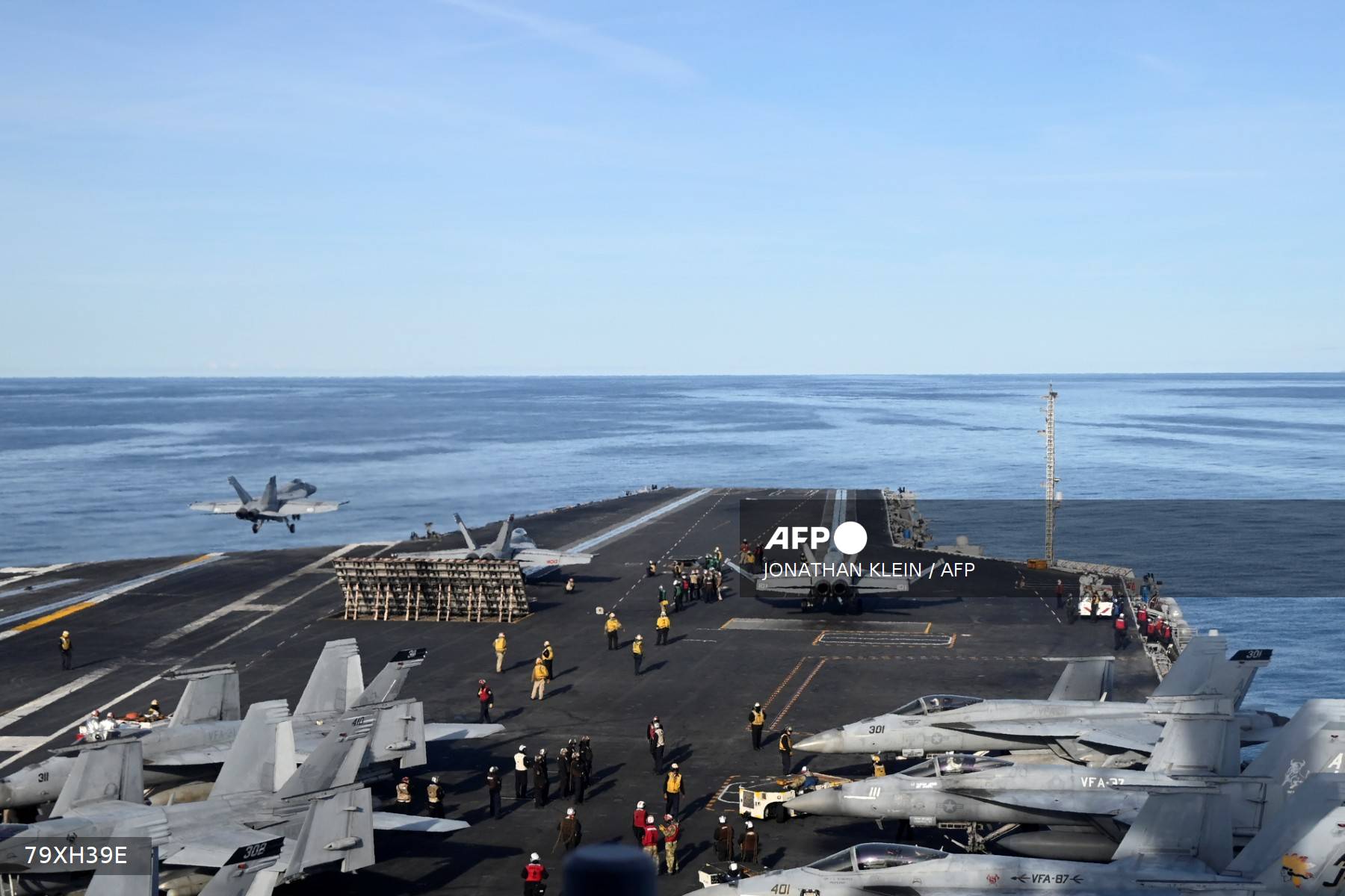 مقاتلات على متن