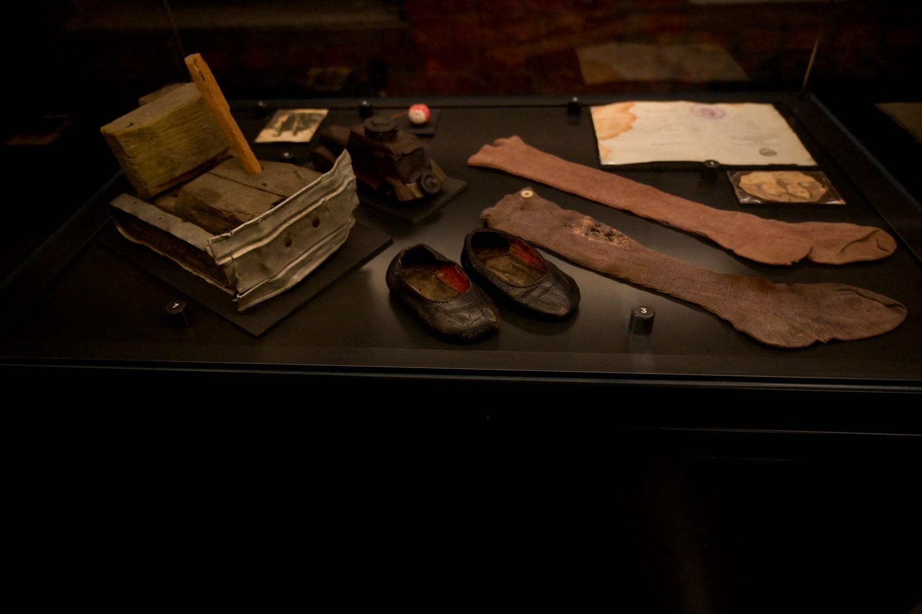 Προσωπικά αντικείμενα παιδιών εκτίθενται στο Μουσείο των Γκουλάγκ στη Μόσχα, 22 Δεκεμβρίου 2020.